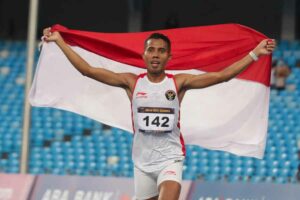 Debut di SEA Games 2023, Rikki Marthin Luther Simbolon Langsung Raih Medali Emas Rikki Marthin Luther Simbolon, mengawali debutnya di SEA Games 2023 Kamboja dengan medali emas di nomor lari 10.000 meter putra cabang olahraga atletik. (foto: kemenpora)