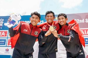 Kalahkan Atlet Malaysia, Terry Yudha Kusuma Raih Medali Emas SEA Games Kamboja Terry Yudha Kusuma bersama tim balap sepeda SEA Games (foto: dok pbissi)