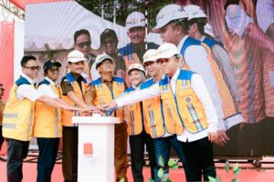 Siapkan Bangunan Tahan Gempa, Rehabilitasi-rekonstruksi Gedung DPRD Sulbar Dimulai Seremoni peletakan batu pertama rehabilitasi-rekonstruksi Gedung DPRD Sulbar oleh Pejabat Gubernur Sulbar Akmal Malik, didampingi Ketua DPRD Sulbar Sitti Suraidah Suhardi, Komisaris Utama Brantas Abipraya Haryadi dan Senior Vice President Divisi Operasi 1, Arviga Bigwanto.