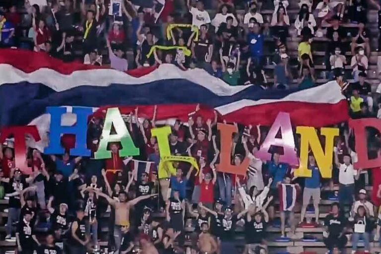 Menang Mudah, Thailand Lumpuhkan Tim Myanmar 3-0 Pendukung Timnas U-22 Thailand terus bersorak memberi semangat