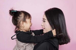 Menunggu Hasil Final Pertarungan Perspektif Working Mom versus Stay at Home Mom Interaksi ibu dan anak (foto: Kelvin Agustinus, pexels)