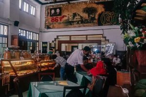 Toko Oen Semarang, Destinasi Kuliner Legendaris di Kawasan Kota Lama Pelayan sedang melayani pengunjung Toko Oen Semarang (foto: Tiara Aydin Sava, pilar.id)