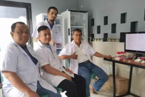 Tim FKH Universitas Airlangga beserta drh Rondius saat berkunjung ke laboratorium mikrobiologi di PT Centra Biotech Indonesia (foto: istimewa)