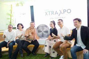 Pimpinan CIMB Niaga Noviady Wahyudi dan nasabah saat press conference XTRA XPO 2023 di Jakarta