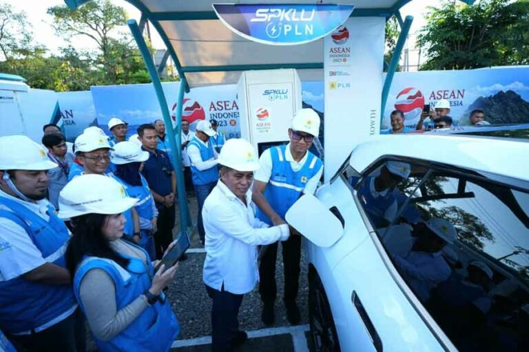 Demo pengisian daya mobil listrik di SPKLU melalui aplikasi PLN Mobile
