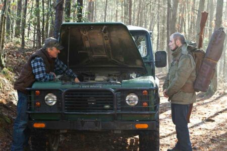 Sinopsis dan Jadwal Tayang Killing Season (2013), Kisah Pertaruangan Veteran Perang Bosnia Salah satu adegan dalam film Killing Season (2013), pertemuan memikat Robert De Niro dan John Travolta