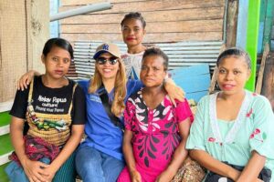 Dokter Amira Abdat SpOG (nomor dua dari kiri) bersama warga Papua (foto: dok pribadi)