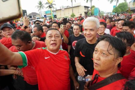 Ganjar Pranowo bersama warga, usai lari pagi di kawasan bisnis Kota Manado