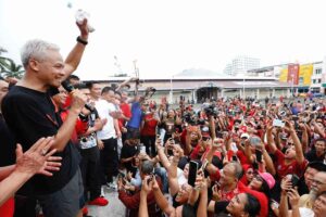 Ganjar Pranowo didampingi sejumlah bupati dan wali kota Sulut menyapa warga di kawasan bisnis Kota Manado