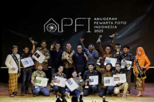 Para penerima Anugerah Pewarta Foto Indonesia (APFI) 2023 berfoto bersama (foto: istimewa)