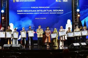 Dirut Pertamina Nicke Widyawati bersama tokoh-tokoh penerima penghargaan Perempuan Indonesia Pendorong Inovasi pada puncak peringatan Hari Kekayaan Intelektual Sedunia 2023 dari Kementrian Hukum dan HAM RI