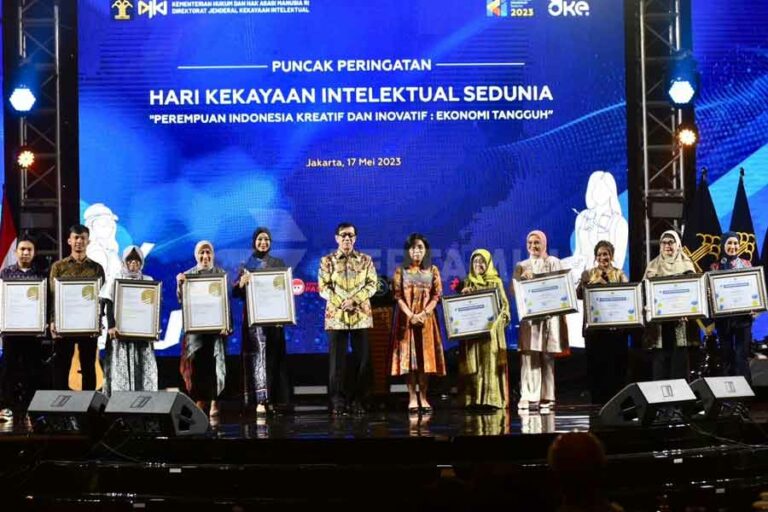 Dirut Pertamina Raih Penghargaan Perempuan Indonesia Pendorong Inovasi Hari Kekayaan Intelektual Sedunia 2023 Dirut Pertamina Nicke Widyawati bersama tokoh-tokoh penerima penghargaan Perempuan Indonesia Pendorong Inovasi pada puncak peringatan Hari Kekayaan Intelektual Sedunia 2023 dari Kementrian Hukum dan HAM RI