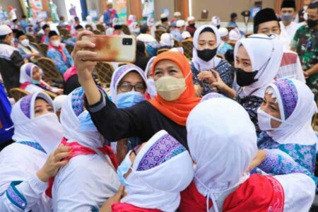 Gubernur Khofifah saat berfoto bareng calon jemaag haji dari Jawa Timur
