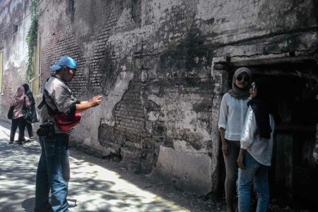 Pengunjung sedang menikmati imaji kota lama di Jalan Gula, Surabaya (foto: Hendro D. Laksono, pilar.id)