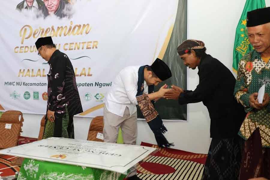Emil Dardak bersilaturahmi saat peresmian Gedung NU Center Geneng
