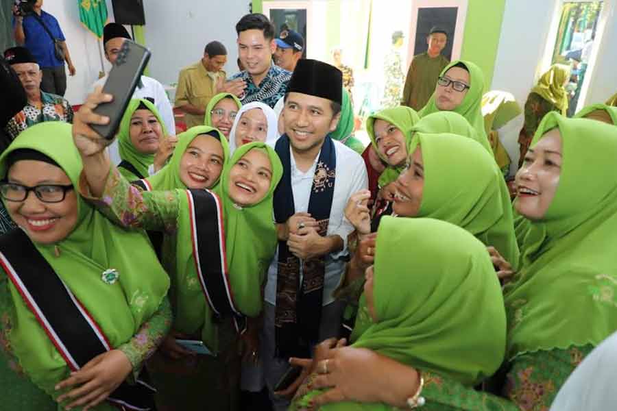 Warga memanfaatkan momen foto bareng dengan Emil Dardak