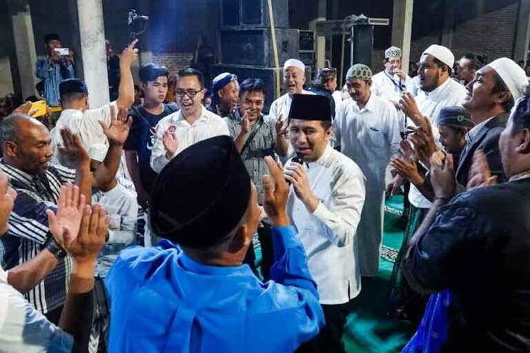 Emil Dardak ikut bernyanyi saat bersilaturahmi di Pondok Pesantren Nurul Islam Corasaleh, Desa Seletreng, Kecamatan Kapongan, Kabupaten Situbondo.