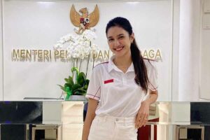 Mikha memajang foto terbarunya saat mulai bertugas secara resmi sebagai Tenaga Ahli Komunikasi Publik Kemenpora. (foto: instagram @miktambayong)