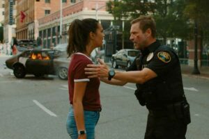 Sinopsis dan Jadwal Tayang Line of Duty (2019), Film Aksi Thriller tentang Polisi yang Memburu Penculik Anak Adegan emosional Aaron Eckhart dan Courtney Eaton di Line of Duty (2019)