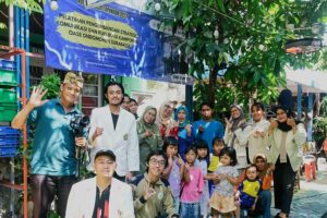Peserta KKL Stikosa-AWS berfoto bareng warga Kampoeng Oase Ondomohen, Ketabang, Surabaya.