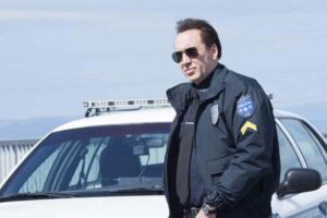Gaya aktor gaek Nicolas Cage dalam 211 (2018)