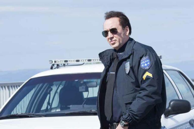 Gaya aktor gaek Nicolas Cage dalam 211 (2018)