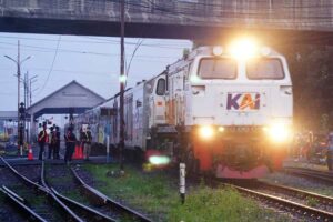 Daop 2 Bandung mengimbau masyarakat yang tinggal di sekitar jalur kereta api untuk lebih waspada dan berhati-hati