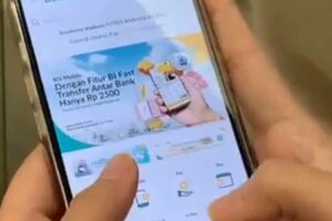 Layanan BSI Disebut Normal, OJK Minta Percepatan Penyelesaian Audit Forensik Ilustrasi pengguna layanan mobile banking BSI