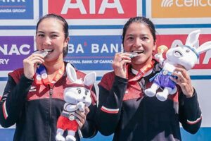 Atlet tenis ganda putri Indonesia, Aldila Sutjiadi dan Jessy Rompies, mengekspresikan kegembiraanya usai menyumbang medali perak di SEA Games 2023 Kamboja. (foto: kemenpora)