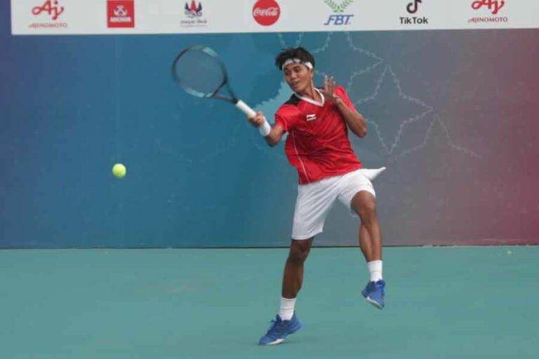Aldila Sutjiadi bersama rekan-rekannya di tim tenis Indonesia berhasil jadi juara umum SEA Games 2023 Kamboja.