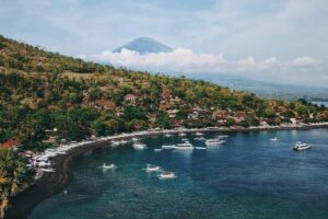 BMKG: Waspada Potensi Peningkatan Kecepatan Angin di Bali Sejumlah perahu berjajar di pantai Bali (foto: Valeriia Miller, pexels)