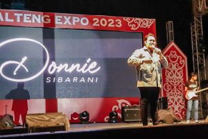 Gaya Donnie Cahyadi Sibarani, mantan vokalis ADA Band, saat menghibur pengunjung Kalteng Expo 2023 di Area Pameran Temanggung Tilung Kota Palangka Raya (foto: istimewa)