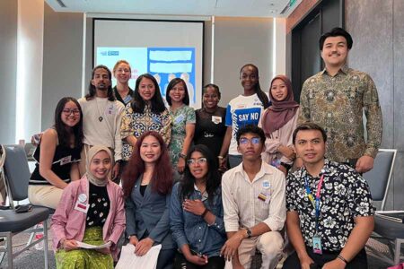 Sejumlah peserta audiensi antara Global Young Influencer Group (GYIG) dari 9 negara dengan perwakilan DPR RI, partai politik, dan perwakilan kedutaan besar yang ada di Indonesia dalam kegiatan Global Youth Parliament.