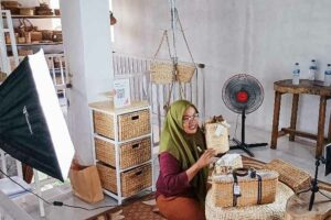 Ieko Damayanti, Pemilik CV Sahabat Alam Handycraft atau yang lebih dikenal dengan Ratu Eceng