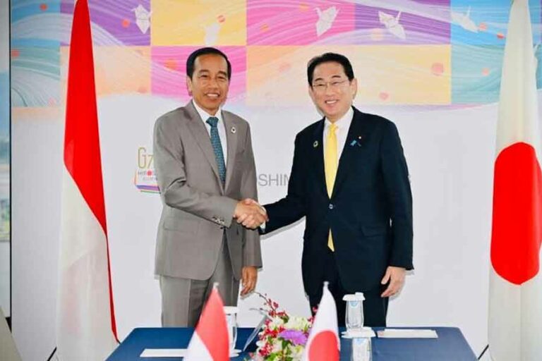 Bertemu PM Jepang, Presiden Jokowi Bicara Peningkatan Kerjasama Bilateral Presiden Joko Widodo bersama Perdana Menteri Jepang Fumio Kishida di Hotel Grand Prince, Hiroshima (foto: BPMI Setpres)