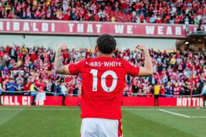 Morgan Gibbs-White mengekpresikan kegembiraannya (foto: Facebook @officialnffc)
