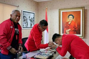Gibran Rakabuming Raka saat bertemu Hasto Kristiyanto di Kantor DPP PDIP, Jalan Diponegoro, Menteng, Jakarta