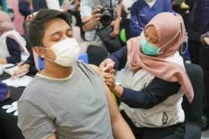 Salah satu warga Jakarta sedang mengikuti program vaksinasi sebagai upaya melindungi diri