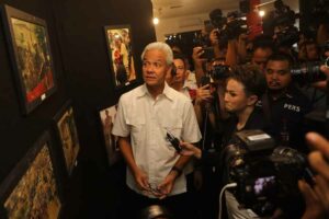 Ganjar Pranowo saat menghadiri peringatan 25 tahun reformasi dalam pameran foto di Graha Pena, Jakarta Pusat