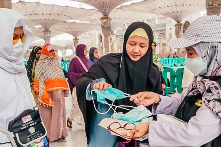 Meski bukan Ancaman Global, Jemaah Haji Diminta Waspada Penularan MERS-CoV Petugas medis membagikan masker pada jemaah haji (foto: istimewa)
