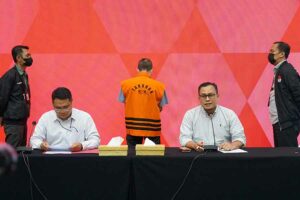 KPK menahan SH, Komisaris PT RP yang bertindak sebagai kontraktor, terkait tindak pidana korupsi pada proyek Multi Years Pembangunan Jalan Lingkar Barat Duri Kabupaten Bengkalis Tahun Anggaran 2013 sampai 2015.