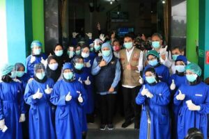 Gubernur Khofifah bersama sejumlah perawat Indonesia