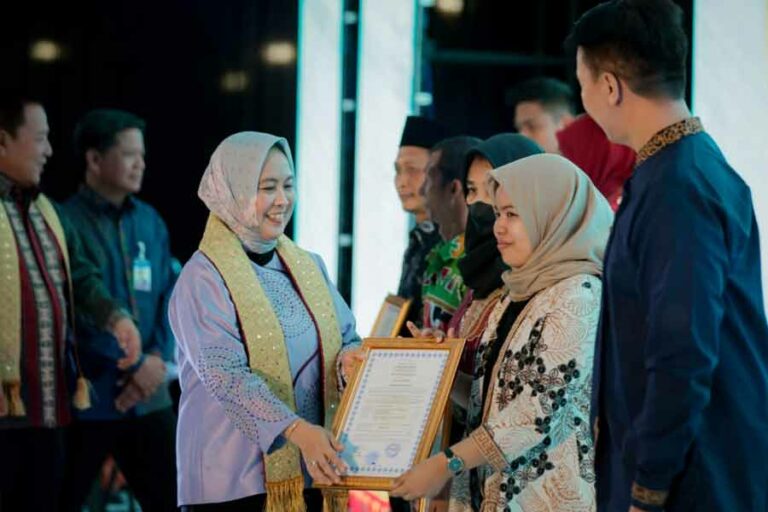 Deputi Gubernur Bank Indonesia Aida S. Budiman bersama pegiat UMKM Lampung (foto: istimewa)