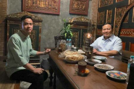 Wali Kota Solo Gibran Rakabuming Raka bersama Prabowo Subianto di Angkringan Omah Semar. (foto: facebook @PrabowoSubianto)