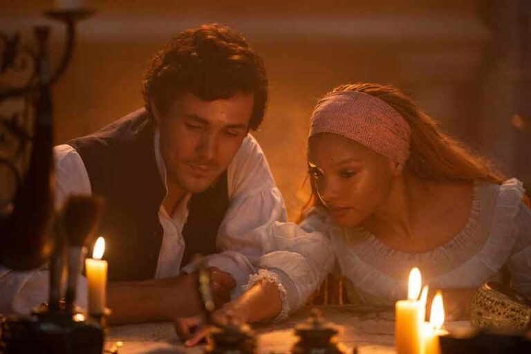 Jonah Hauer-King dan Halle Bailey dalam The Little Mermaid (2023)