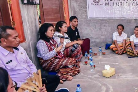 Menteri PPPA Bintang Puspayoga saat berdiskusi dengan kelompok perempuan penganyam di Desa Wulublolong