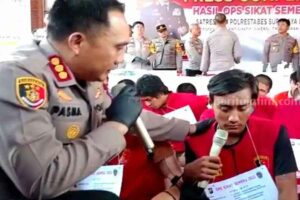 Kombes Pol Pasma Royce, Kapolrestabes Surabaya, sedang menanyai tersangka curanmor yang berhasil ditangkap (foto: dok beritajatim.com)