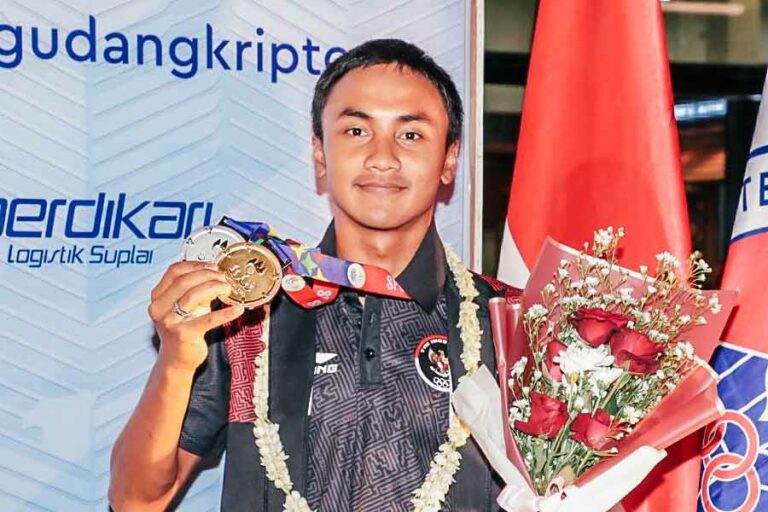 Rashif Amila berhasil sabet medali emas dari cabor triathlon SEA Games 2023 Kamboja (foto: kemenpora)