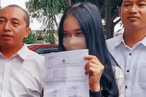 Viral Ajakan Staycation Boss Cikarang kini Berbelok ke Polres Metro Bekasi AD menunjukkan bukti laporan kasus staycation yang menjerat atasannya (foto: istimewa)