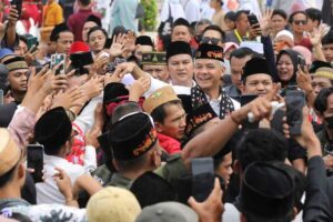 Ganjar Pranowo disambut warga seusai ziarah ke makam Sultan Maulana Hasanuddin di Banten